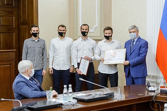 Игроки ФК "Локомотив" (Лиски) встретились с губернатором Воронежской области