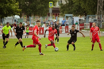 «Атом» терпит первое поражение, «Локомотив» делает подарок начальнику команды