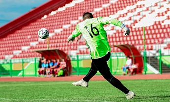 "Локомотив" поднялся на первую строчку перед очным матчем с "Атомом"