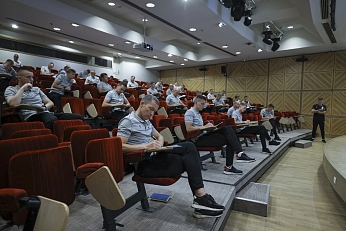 Вслед за представителями РПЛ на сбор прибыли судьи и инспекторы Первой лиги